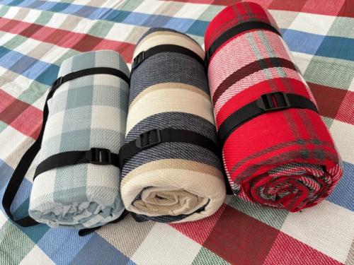 Непромокаемый коврик отлично подойдет для пляжа, гальки и пикника и дачи. 07