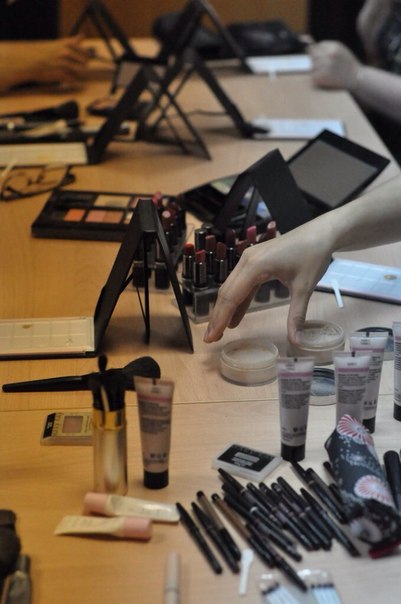 А 11. 06 у нас мастер-класс по визажу. А 11. 06 у нас мастер-класс по визажу.