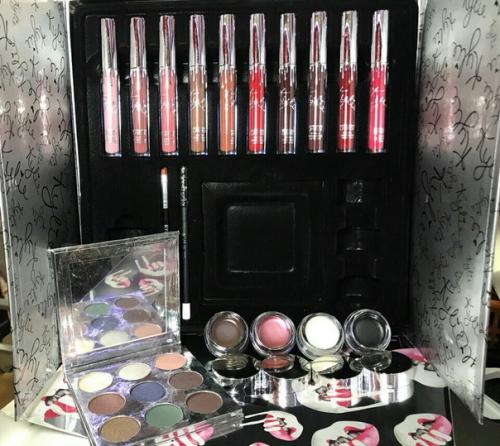 Новинка. Подарочный набор Kylie Holiday Edition - невероятная суперновинка! 01