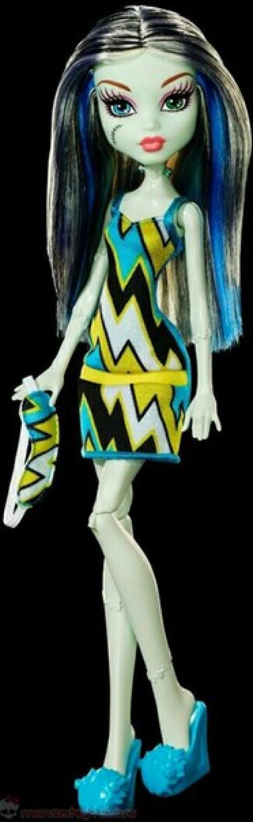 Промо - фото бюджетных спальных кукол Френки Штейн, дракулауры и Клодин Вульф (Dead Tired). 04