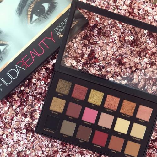 Лимитированная палетка теней Huda Beauty Textured Shadows Palette Rose. 01 Лимитированная палетка теней Huda Beauty Textured Shadows Palette Rose. 01