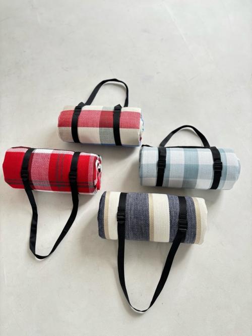 Непромокаемый коврик отлично подойдет для пляжа, гальки и пикника и дачи. 04