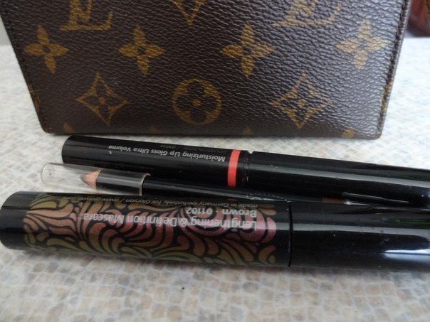 Я всегда старалась покупать тушь дорогих брендов. 01