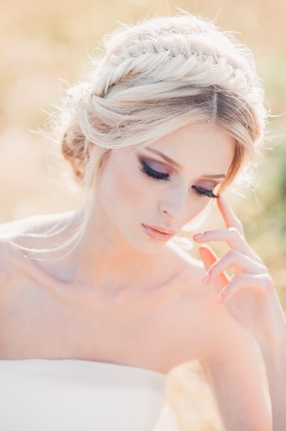 Макияж в технике смоки айс приковывает внимание к глазам, создавая загадочный и запоминающийся образ невесты. 01