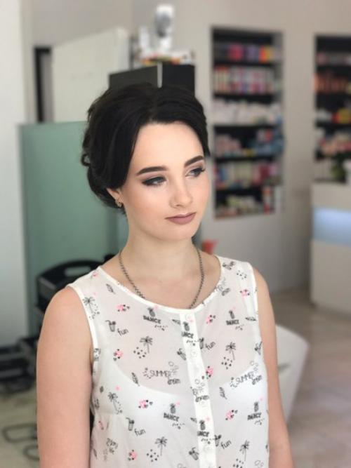 Автор, ну не принимайте вы фиолет в макияже слишком буквально. 01