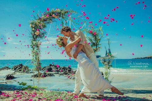 Дорогие наши молодожёны, мы уже много лет живем и работаем на острове Бали, знаем все самые красивые, приватные уголки острова. 04