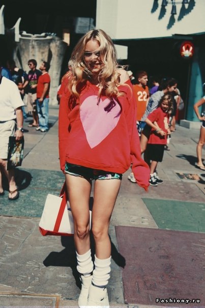 90-е годы. Редко кто сегодня решится одеться так, как то предписывалось модой 90-х годов. 02