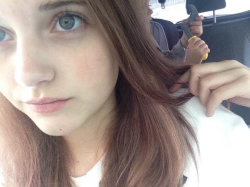 Поясните?  Я без макияжа, на обеих фотках. 01