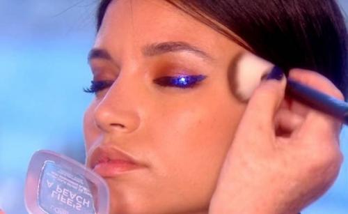 Яркий макияж. 1. нанесите на все верхнее веко сияющие медные тени и растушуйте. 04