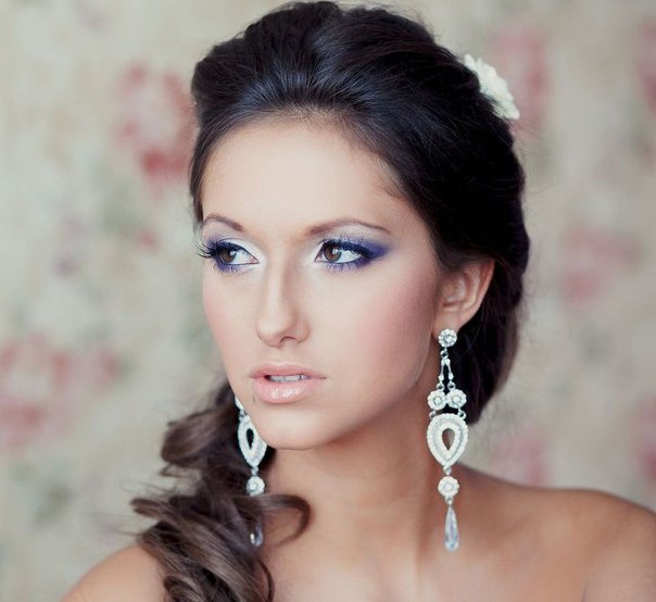 Пришло время отойти от старых привычек и привнести яркие краски и в свадебный макияж. 03