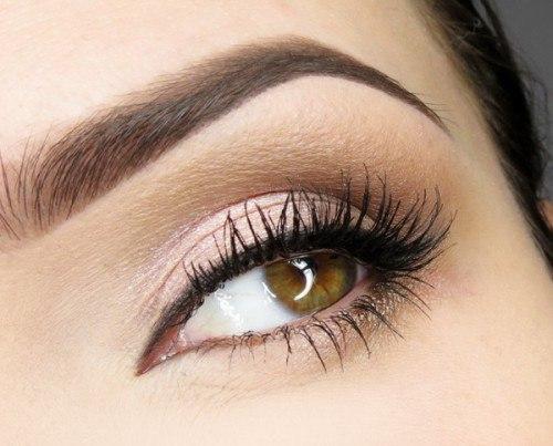 Легкий дневной макияж с приятным сиянием будет очень красиво смотреться на ваших глазах. 05