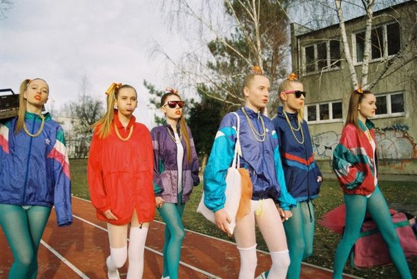 90-е годы. Редко кто сегодня решится одеться так, как то предписывалось модой 90-х годов. 03