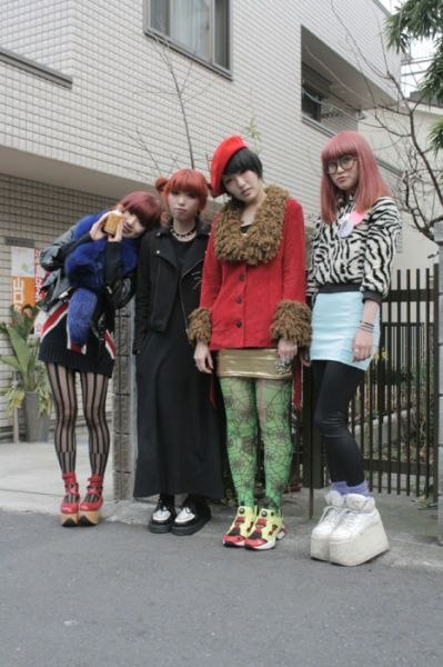 90-е годы. Редко кто сегодня решится одеться так, как то предписывалось модой 90-х годов. 01