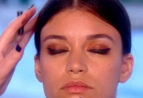 Яркий макияж. 1. нанесите на все верхнее веко сияющие медные тени и растушуйте. 02