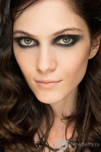К слову о предыдущей записи. Признаюсь, мне очень нравится тотальный макияж. 07