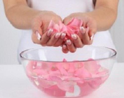 Красота.  Розовая вода - вода, полученная из лепестков роз, отлично стимулирует процессы регенерации, идеальна для ухода за кожей лица и глазами. 01