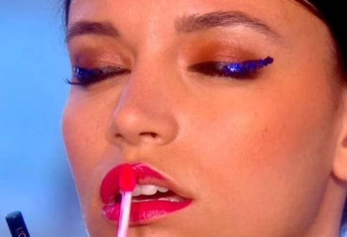 Яркий макияж. 1. нанесите на все верхнее веко сияющие медные тени и растушуйте. 05