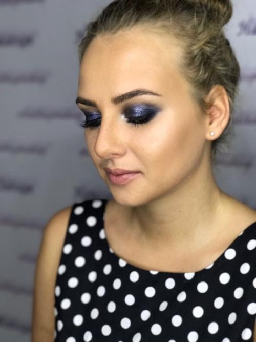 Макияж Smoky Eyes с перламутровыми тенями подойдёт обладательницам серых и голубых глаз. 01