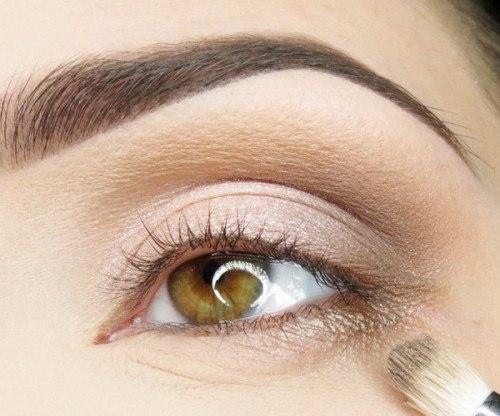 Легкий дневной макияж с приятным сиянием будет очень красиво смотреться на ваших глазах. 02