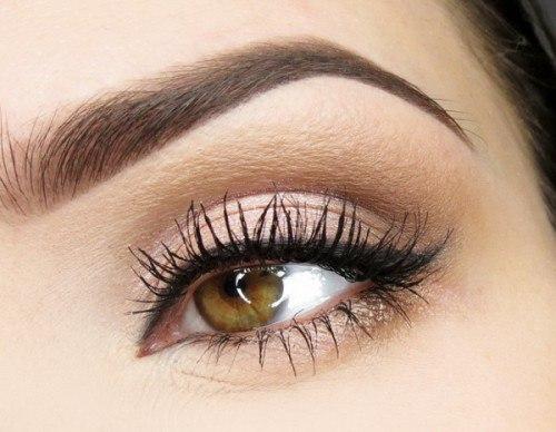 Легкий дневной макияж с приятным сиянием будет очень красиво смотреться на ваших глазах. 04