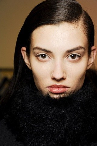 Этой осенью многие Модные Дома сделали ставку на естественность и представили макияж глаз с полным отсутствием какой-либо декоративной косметики на глазах, даже туши для ресниц. 04