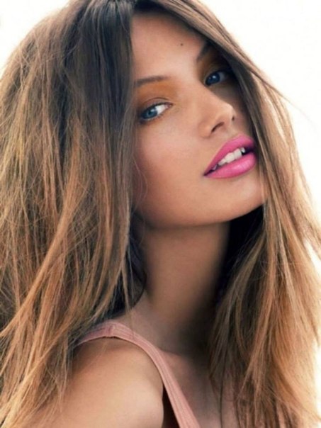 Этой осенью многие Модные Дома сделали ставку на естественность и представили макияж глаз с полным отсутствием какой-либо декоративной косметики на глазах, даже туши для ресниц. 03