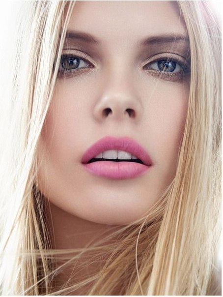 Этой осенью многие Модные Дома сделали ставку на естественность и представили макияж глаз с полным отсутствием какой-либо декоративной косметики на глазах, даже туши для ресниц. 02