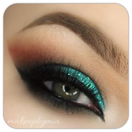 Глиттер. (Англ.  Glitter - блестки; средство макияжа, придающее блеск. 01