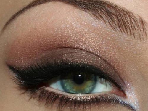 Зеленые глаза, пожалуй, являются наиболее запоминающимися, яркими и броскими, они обладают каким-то особым магнетическим эффектом. 01