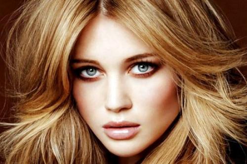 В стильном облике женщины всё взаимосвязано: цвет ногтей и гамма макияжа, гардероб, а также тональность волос. 02