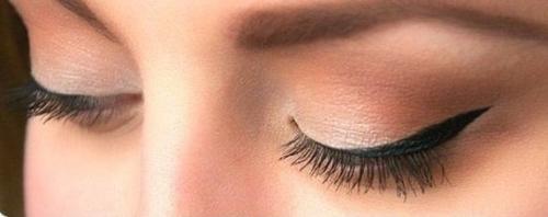 Маленький секрет для аккуратных стрелок в макияже глаз *. 01 Маленький секрет для аккуратных стрелок в макияже глаз *. 01