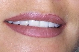 Перманентный макияж – это косметическая процедура, в ходе которой в верхний подкожный слой губ, бровей или век забивается органическая краска, сохраняющаяся там, в течение нескольких лет. 01 Перманентный макияж – это косметическая процедура, в ходе которой в верхний подкожный слой губ, бровей или век забивается органическая краска, сохраняющаяся там, в течение нескольких лет. 01