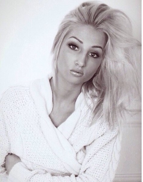 Специфика такова.  Черное - белая фотография - это отсутствие всех цветов.