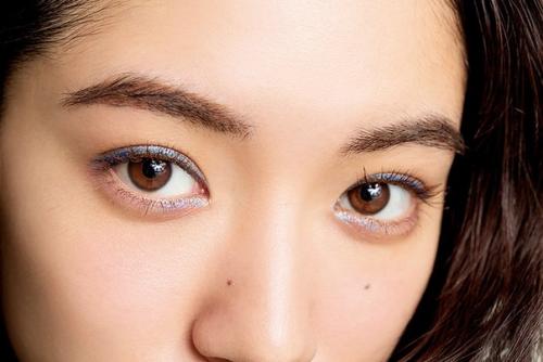 Свежий номер японского журнала Voce объявляет о конце тренда красной подводки для век. 02