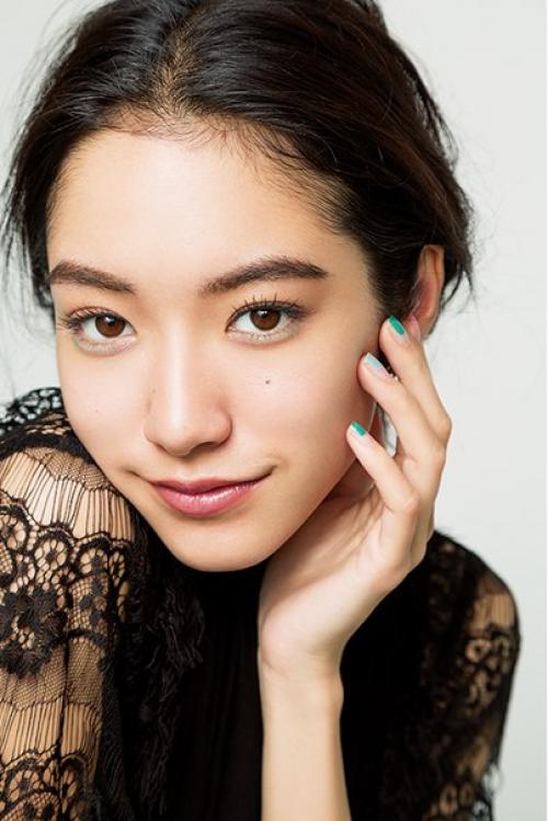 Свежий номер японского журнала Voce объявляет о конце тренда красной подводки для век. 01