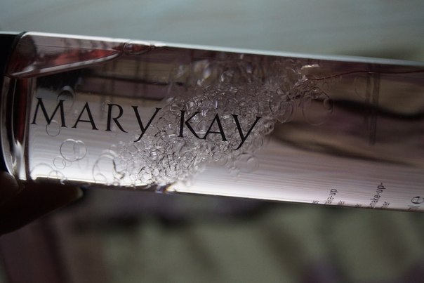 Обезжиренное средство для снятия макияжа с глаз – одна из самых нужных вещей в нашей косметичке. 02