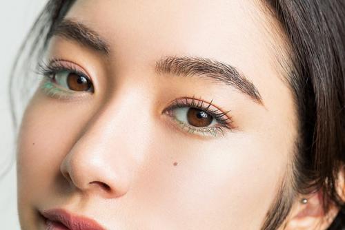 Свежий номер японского журнала Voce объявляет о конце тренда красной подводки для век. 04