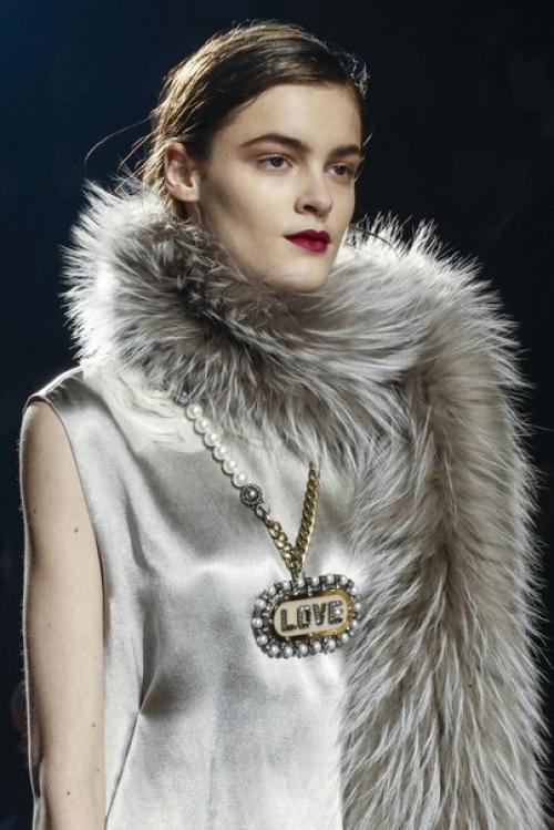 Шарфы, шарфики, платочки, меховые боа, модные тюрбанчики и косынки - всё это неотъемлемый атрибут осенней уличной моды. 06 Шарфы, шарфики, платочки, меховые боа, модные тюрбанчики и косынки - всё это неотъемлемый атрибут осенней уличной моды. 06