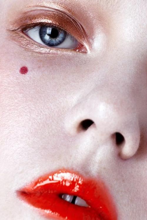 Размазанные губы.  В сезоне весна/лето 2017 г. макияж После Вчера получил официальное одобрение и не раз присутствовал на подиуме. 04