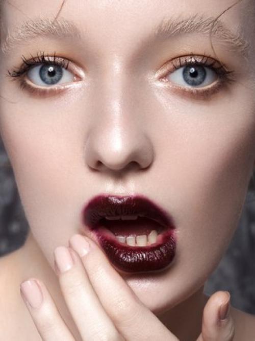 Размазанные губы.  В сезоне весна/лето 2017 г. макияж После Вчера получил официальное одобрение и не раз присутствовал на подиуме. 05