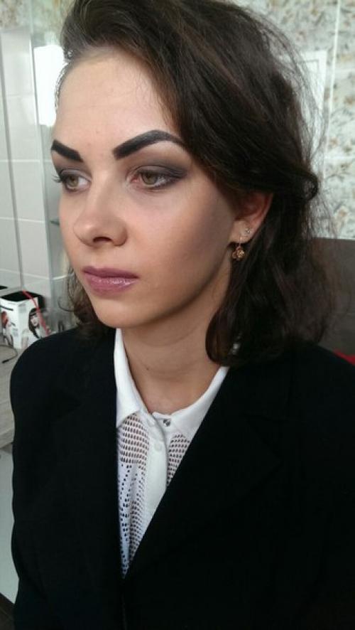 На прошлой неделе мы с Яной Власовой, талантливой стилистом - визажистом, провели встречу - тестирование и проработали два макияжа. 03