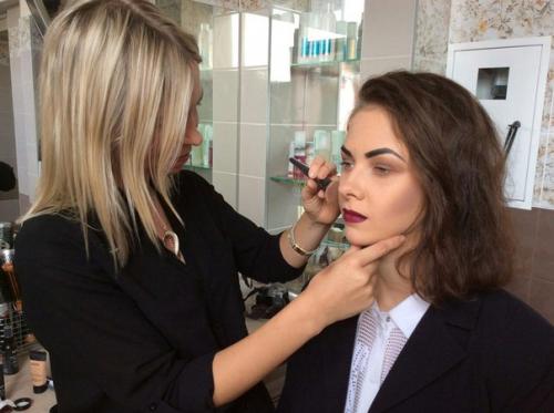 На прошлой неделе мы с Яной Власовой, талантливой стилистом - визажистом, провели встречу - тестирование и проработали два макияжа. 01