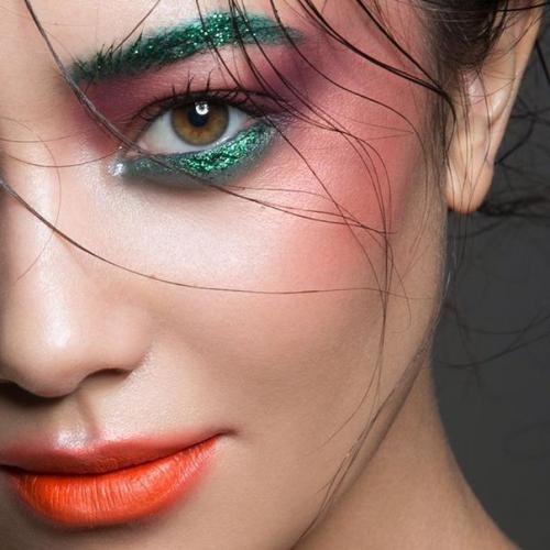 Размазанные губы.  В сезоне весна/лето 2017 г. макияж После Вчера получил официальное одобрение и не раз присутствовал на подиуме. 03