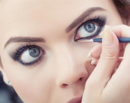 Стрелки на глаза.  Для создания идеальных стрелок, не обойтись без специализированных косметических средств, выбор которых достаточно широк. 02