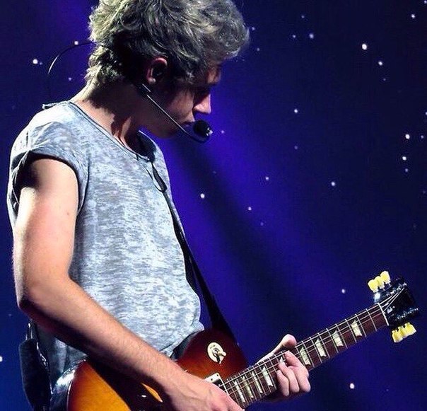 imagine NiallHoran. Из зеркала на меня смотрела красивая девушка в красивом черном платье.