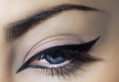 Стрелки на глаза.  Для создания идеальных стрелок, не обойтись без специализированных косметических средств, выбор которых достаточно широк. 01