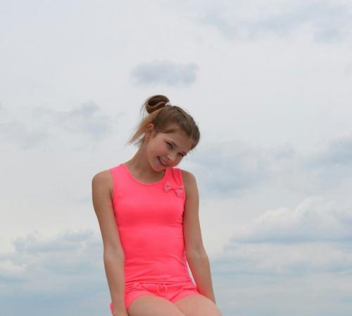 Поясню лично сам макияж не умеешь делать ну это видно на 2 фотке, не имею ничего против но он тебе не идет. 02