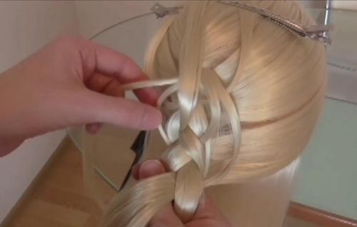 Очень изящное и воздушное плетение косы на длинные волосы. 03 Очень изящное и воздушное плетение косы на длинные волосы. 03