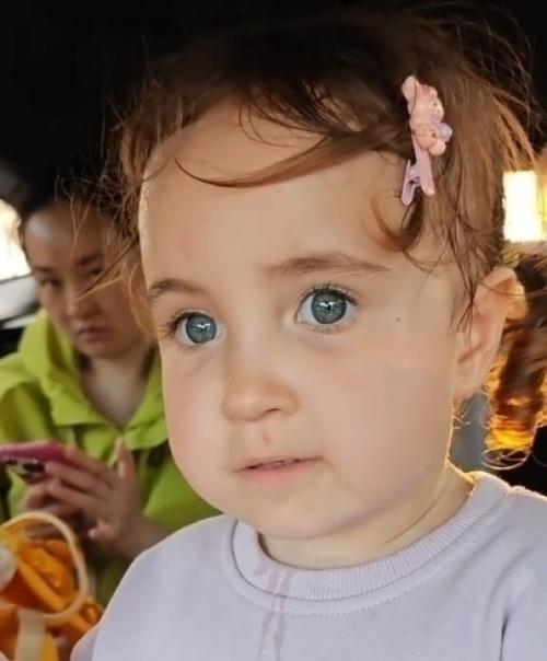 У китайской пары внезапно родилась девочка со светлыми волосами и голубыми глазами …. 02