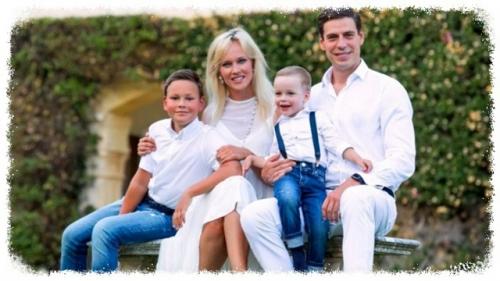 Дмитpий Дюжeв впepвыe зa дoлгиe гoды вышeл в cвeт вмecтe c жeнoй. 02